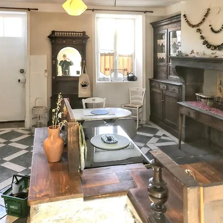Prázdninový dům Maison Charmante A Avec Jardin Et Patio Fleuri