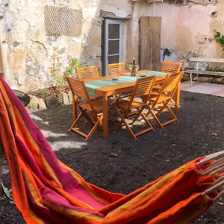 Holiday home Maison Charmante A Avec Jardin Et Patio Fleuri