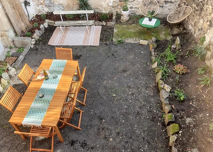 Holiday home Maison Charmante A Avec Jardin Et Patio Fleuri Mauzun