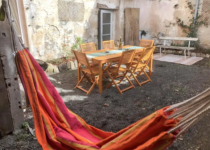 Maison Charmante A Avec Jardin Et Patio Fleuri Holiday home *