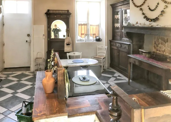 Holiday home Maison Charmante A Avec Jardin Et Patio Fleuri