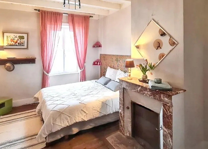 Holiday home Maison Charmante A Avec Jardin Et Patio Fleuri Mauzun